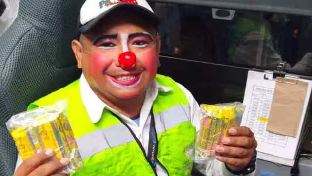 Choferes del Va y Ven regalaron dulces a todos los niños