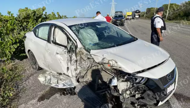 Vehículo se impacta contra rompeolas en la carretera Isla Aguada–Ciudad del Carmen