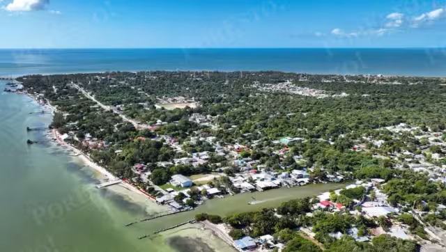 Habitantes de Isla Aguada denuncian cinco días sin señal telefónica ni servicio estable de internet de Telcel.
