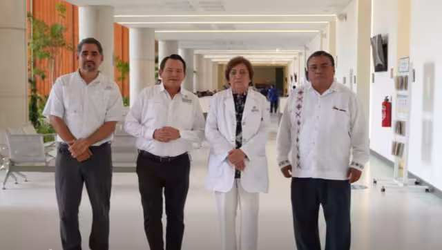 El gobernador y la directora en el nuevo Hospital General Dr. Agustín O’Horán.