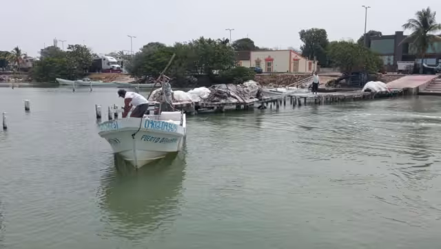 La embarcación “Puerto Champotón 7” se encontraba a la deriva aproximadamente a 16 kilómetros de la costa de Champotón