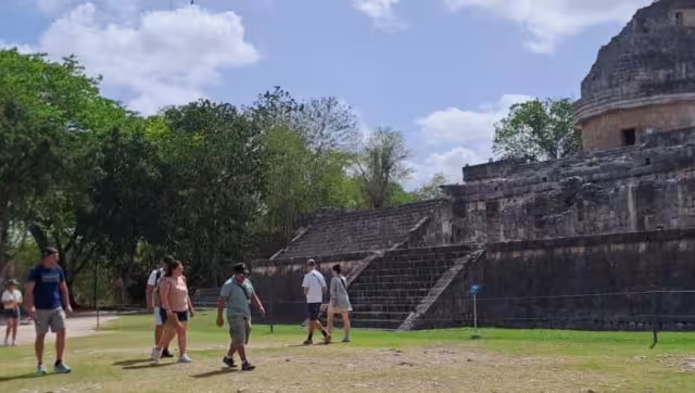 El turismo ingresa a Chichén Itzá pese al cierre informado por el INAH