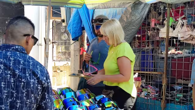 Los visitantes también buscan regatear los precios.