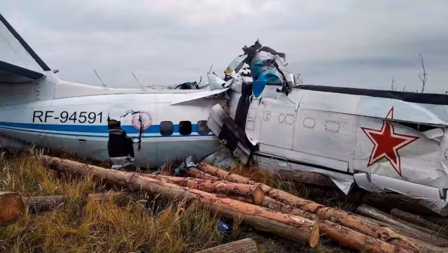 Este domingo, 16 personas murieron cuando un avión que transportaba paracaidistas civiles se estrelló en el centro de Rusia