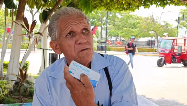 José Antonio Alcocer muestra las recetas que tiene pendientes por falta de recursos económicos