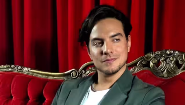 Vadhir Derbez se sube al Metrobús de CDMX, para evitar el tráfico y le sale mal su jugada