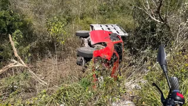 El conductor resultó ileso tras la aparatosa volcadura en Huhí