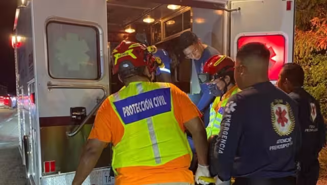 Uno de los vehículos involucrados quedó volcado. 
