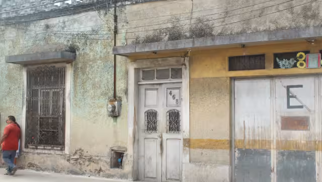 El derrumbe pone en riesgo a la gente que transita las calles, además del tesoro histórico que representan