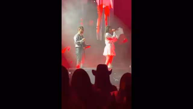 Nodal queda encantando con una joven y no puede ocultarlo