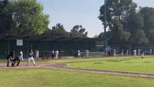 López Obrador disfruta del béisbol en compañía de amigos