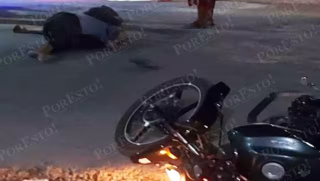 El cuerpo del motociclista quedó tendido a un lado de su unidad