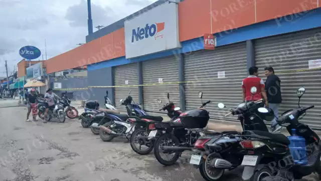 Autoridades municipales clausuraron una tienda Neto en el centro de Escárcega.