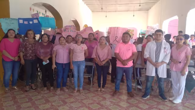 Las mujeres portaban pancartas y carteles con mensajes alusivos al cuidado y prevención de la enfermedad