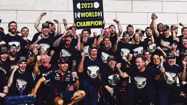 El piloto mexicano, Sergio 'Checo' Pérez, felicitó a su compañero de equipo, Max Verstappen, por su tricampeonato en Fórmula 1