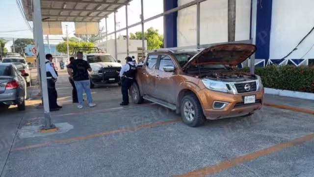 Aseguran camioneta con reporte de robo en Ciudad del Carmen; conductora terminan detenida