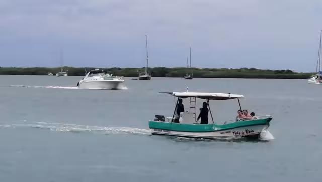 La fuerza del fenómeno bajó al mediodía y miles de visitantes disfrutar de las playas. Llegaron por barcos de ruta desde Puerto Juárez y la Zona Hotelera de Cancún.