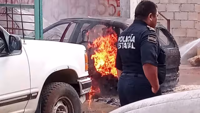 Amigos, conocidos y vecinos apoyaron para tratar de apagar el incendio con cubetas llenas de agua