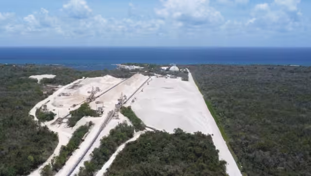En el 2022, la desarrolladora promovió un interdicto para recuperar la posesión y el Juzgado Oral Civil de Playa del Carmen le dio la razón.

