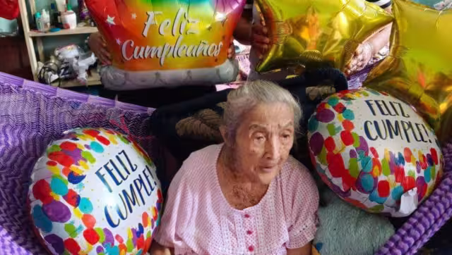 En un pequeño convivio, sus hijos y amigos le hicieron muchos obsequios