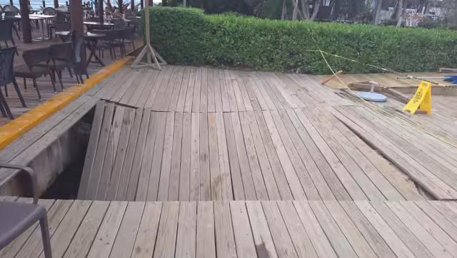 El piso de madera del parque Dolphin Discovery de Isla Mujeres se desplomó, haciendo que cayeran alrededor de ocho personas