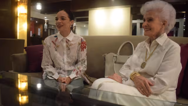 Recibió ayer el saludo y la bienvenida por parte de la señora Alicia Figueroa de Menéndez, con quien intercambió sus recuerdos y amor por la danza