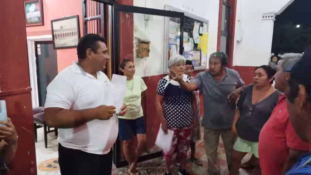 Los vecinos exigen que en lugar de la cancha se mejore la escuela que está al borde del colapso