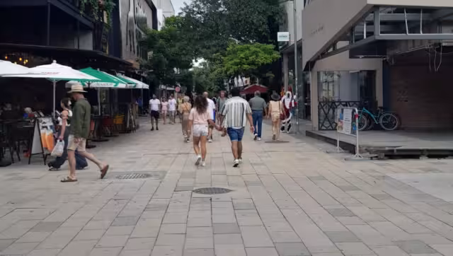 Comerciantes revelan que es algo recurrente que se queden sin servicio de electricidad, lo que afecta sus labores.