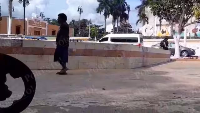 Un hombre en aparente crisis de salud mental caminó semidesnudo por el centro de Calkiní.