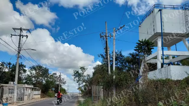 Un tanque elevado de 30 mil litros, construido hace 15 años en Hopelchén, permanece abandonado y sin uso.