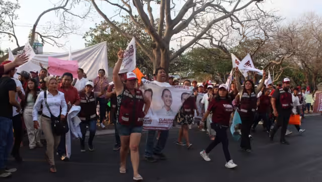 Entre pancartas, batucadas y banderas, los simpatizantes llegaron a las instalaciones del Iepac