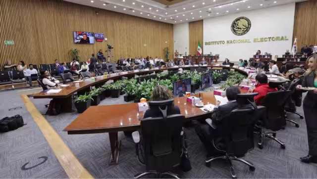 El consejero del INE, Uuc-Kib Espadas, señaló que eel INE no tiene facultad para obligar a los partidos a postular un cierto número de hombres y mujeres