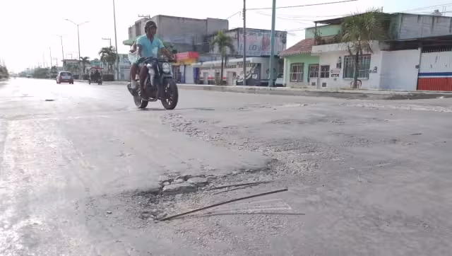 Es un peligro pasar en el paso peatonal por las varillas que se asoman