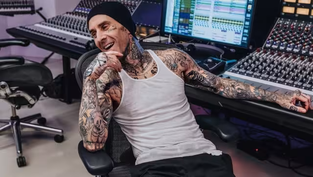 Al musico de 46 años de edad lo captaron en una camilla, acompañado de su esposa Kourtney Kardashian