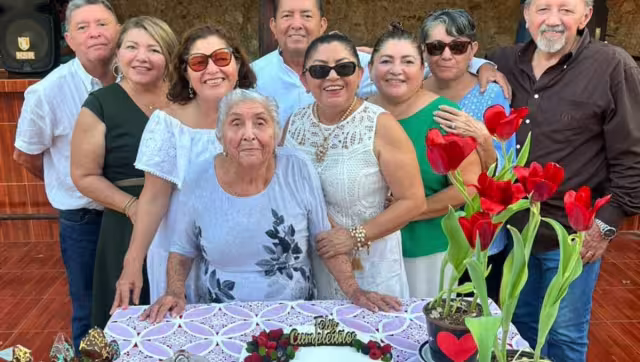 En 1953 contrajo matrimonio con William López Pérez e inició una familia fructífera de nueve hijos