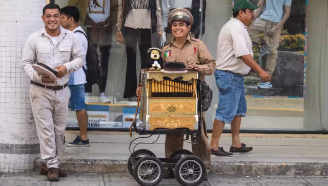 El instrumento ha pasado por cuatro manos y cada generación le enseña a la siguiente