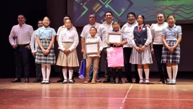 Alumnos de Santa Cruz y Nohalal destacan en concurso de oratoria en Hecelchakán
