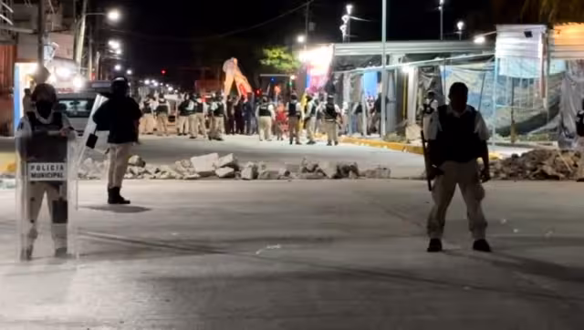 Con una retroexcavadora, comenzaron a tirar los puestos del lugar