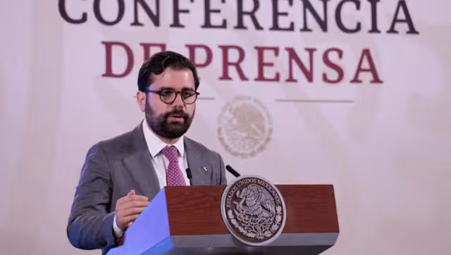 Los vapeadores tienen más de 30 sustancias tóxicas que no son reportadas en su etiquetado, advirtió el titular de Cofepris, Alejandro Svarch