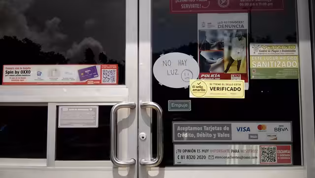 Al no haber luz, algunos negocios cerraron sus puertas, pues al tener productos que se les echan a perder, han llegado a tener pérdidas por cantidades considerables.