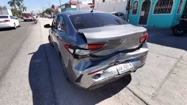 Paramédicos de Protección Civil asistieron a los involucrados