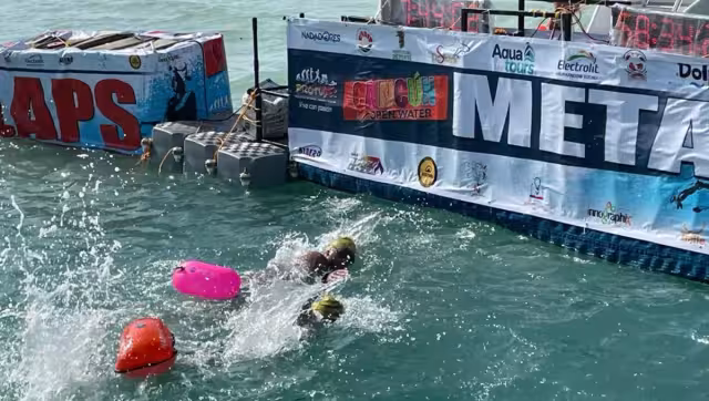 Los nadadores desde niños, jóvenes y adultos saltaron desde temprano a la mar tras el cornetazo de salida