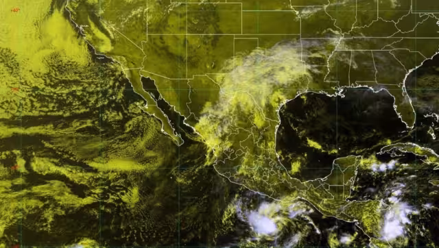 La Tormenta Tropical Otis se localiza aproximadamente a 360 kilómetros (km) al sur-suroeste de Puerto Ángel, Oaxaca
