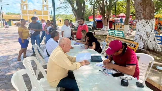Reyes se inscribió para buscar la candidatura a la presidencia de la Junta Municipal de Atasta