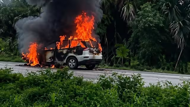 Arde camioneta Toyota en el tramo Seybaplaya - Champotón a la altura de Villa Madero