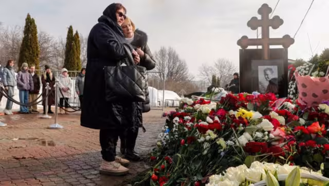Miles de rusos corrieron el riesgo de ser arrestados el viernes para asistir al funeral en Moscú de Alexéi Navalni
