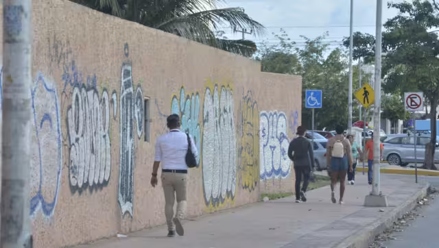 En edificios públicos y bardas perimetrales se publicitan los mismos eventos que aspiraciones de quienes buscan un cargo público.