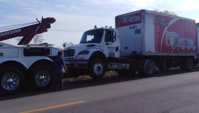 El tráiler fue remolcado por una grúa