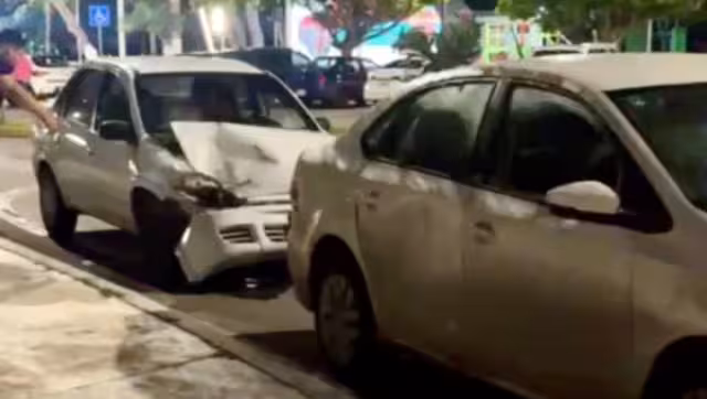 Conductor choca contra vehículo estacionado afuera de un restaurante en Chetumal