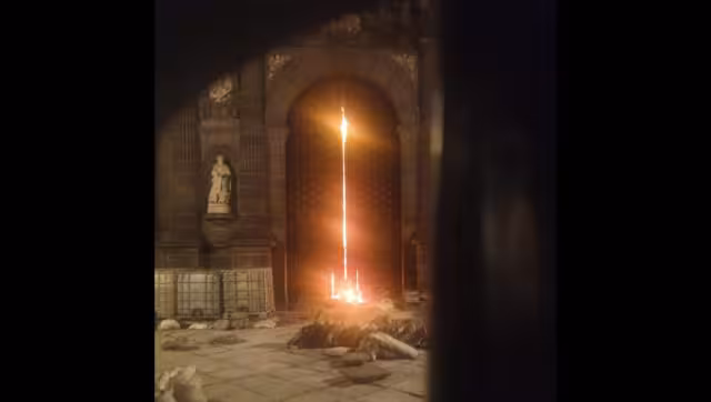 Las autoridades detallaron que el incidente dejó daños leves en la parte baja de la puerta afectada,